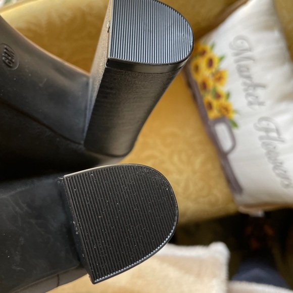 G by Guess Lace-Up Heels EUC Size 6.5M - Picture 5 of 8